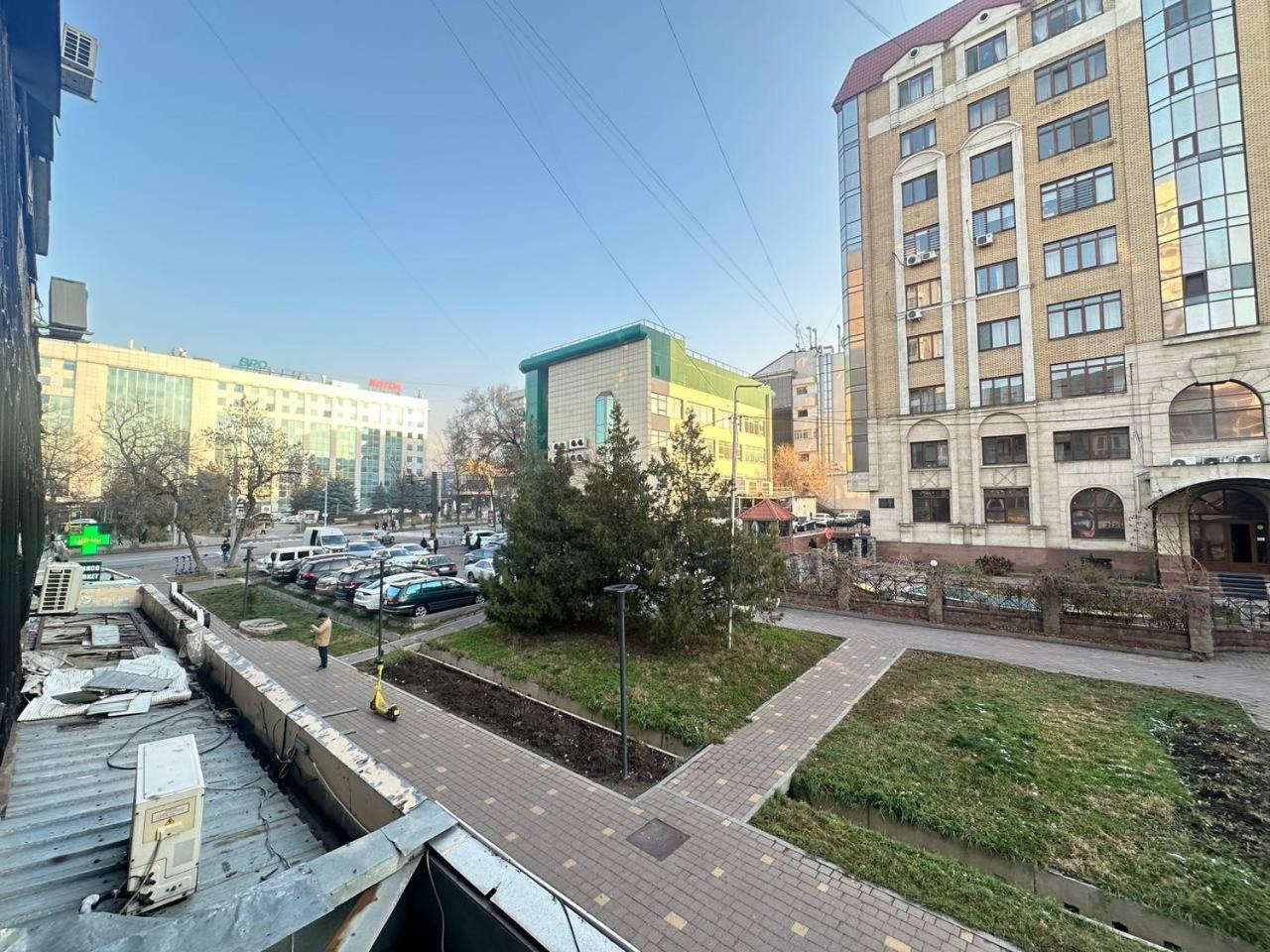 уют в центре золотого квадрата на кунаева рядом с метро и парками Apartment