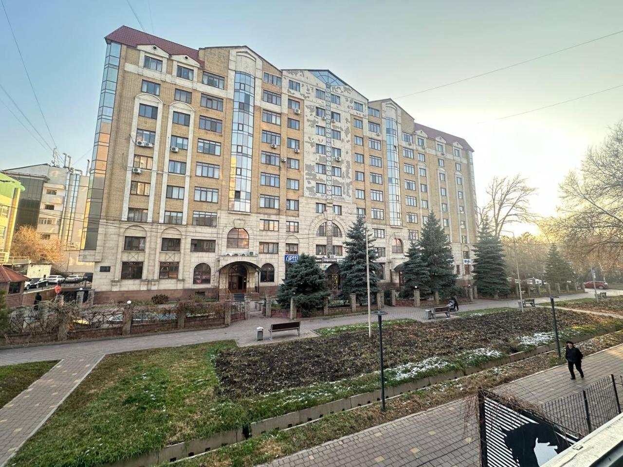 уют в центре золотого квадрата на кунаева рядом с метро и парками * Almaty